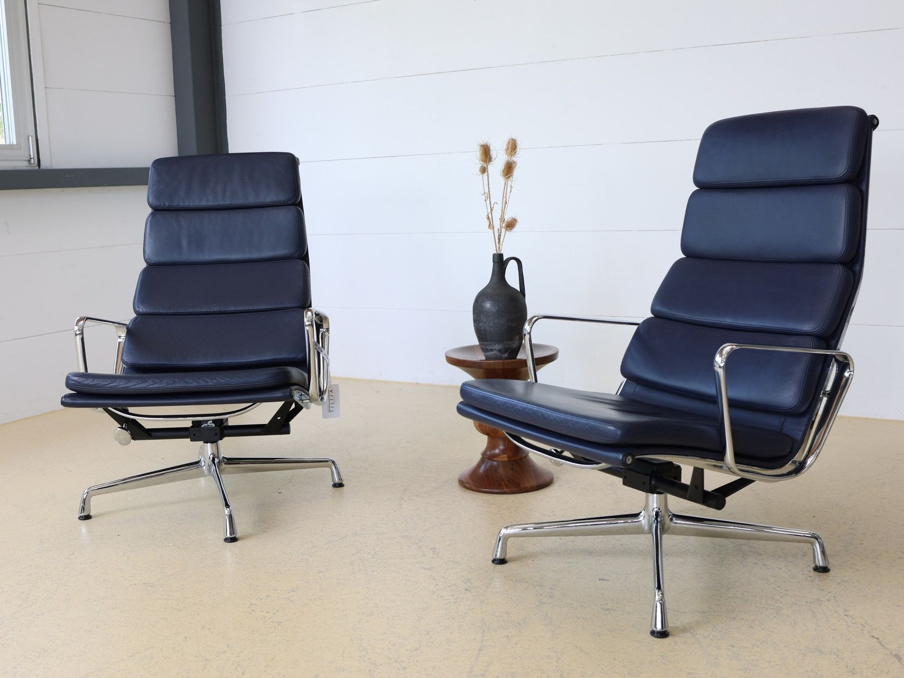 Vitra Poltrone: Vitra EA 222 Soft Pad Sessel | Dunkelblau Leder – Usato da Meinisberg venduto da atelier_TILIJA 5
