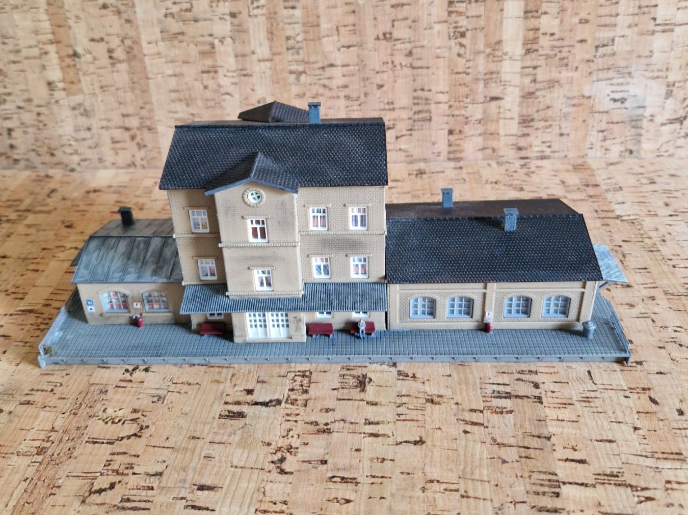 Vollmer Modellini di ferrovie: Gare avec quai – Usato da Tavannes venduto da Jacksonhmc 3