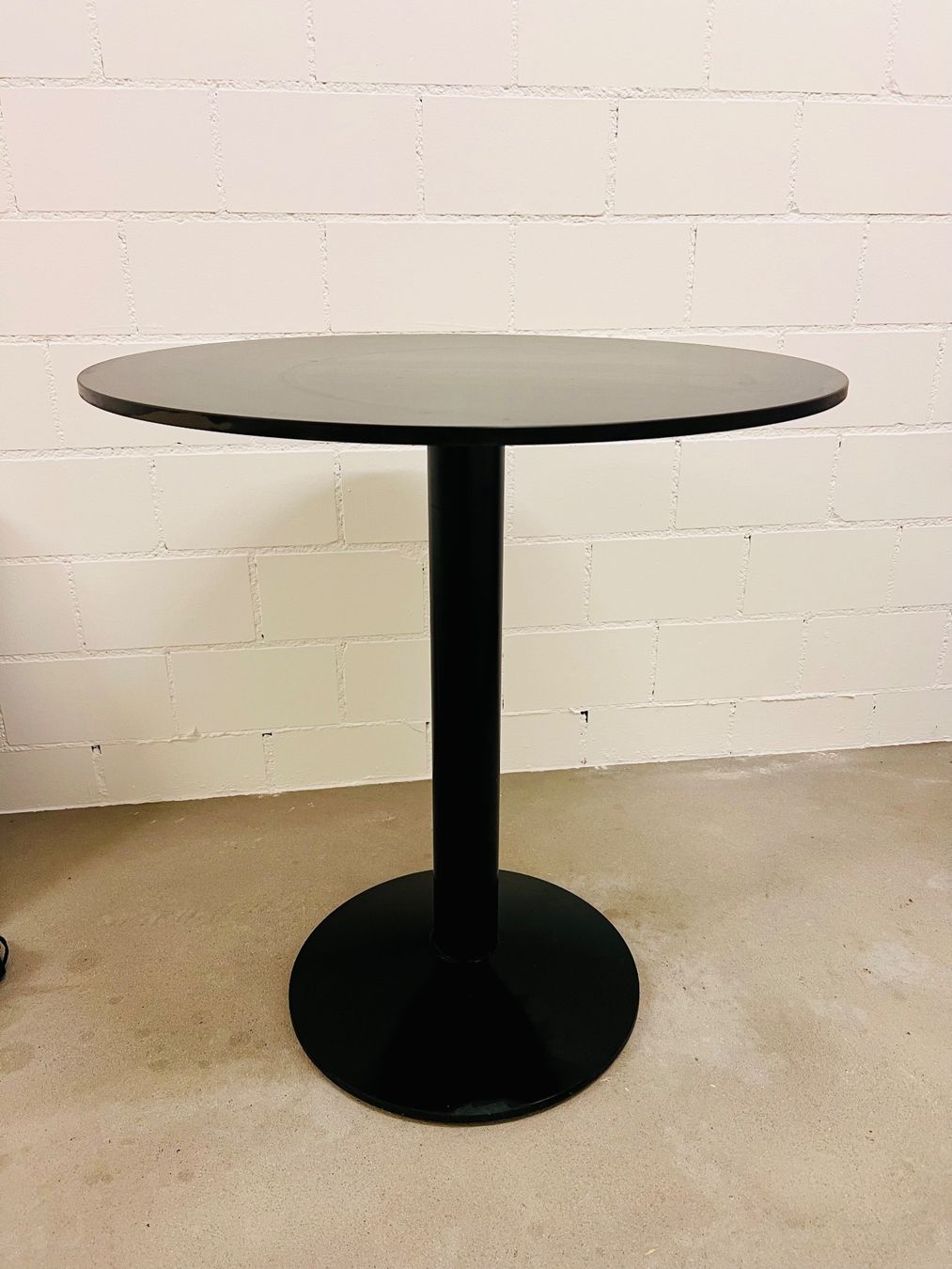 Kave Home Tavoli: Kave Home round outdoor table black – Usato da Horgen venduto da ver_nym9 2
