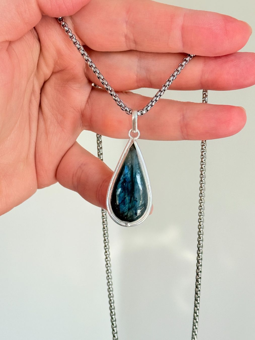 Ketten: Pendentif Larme Labradorite Bleue  - Élégant – Neu und originalverpackt aus Genève von AGBERG