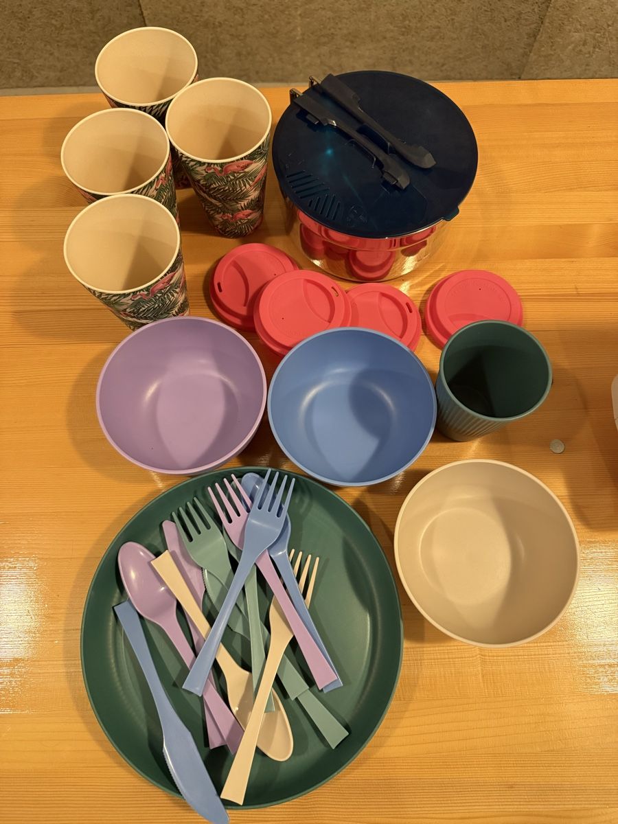 Set di piatti: Camping Cookware Set | Plates, Cups, Utensils – Usato da Zürich venduto da David.1 1