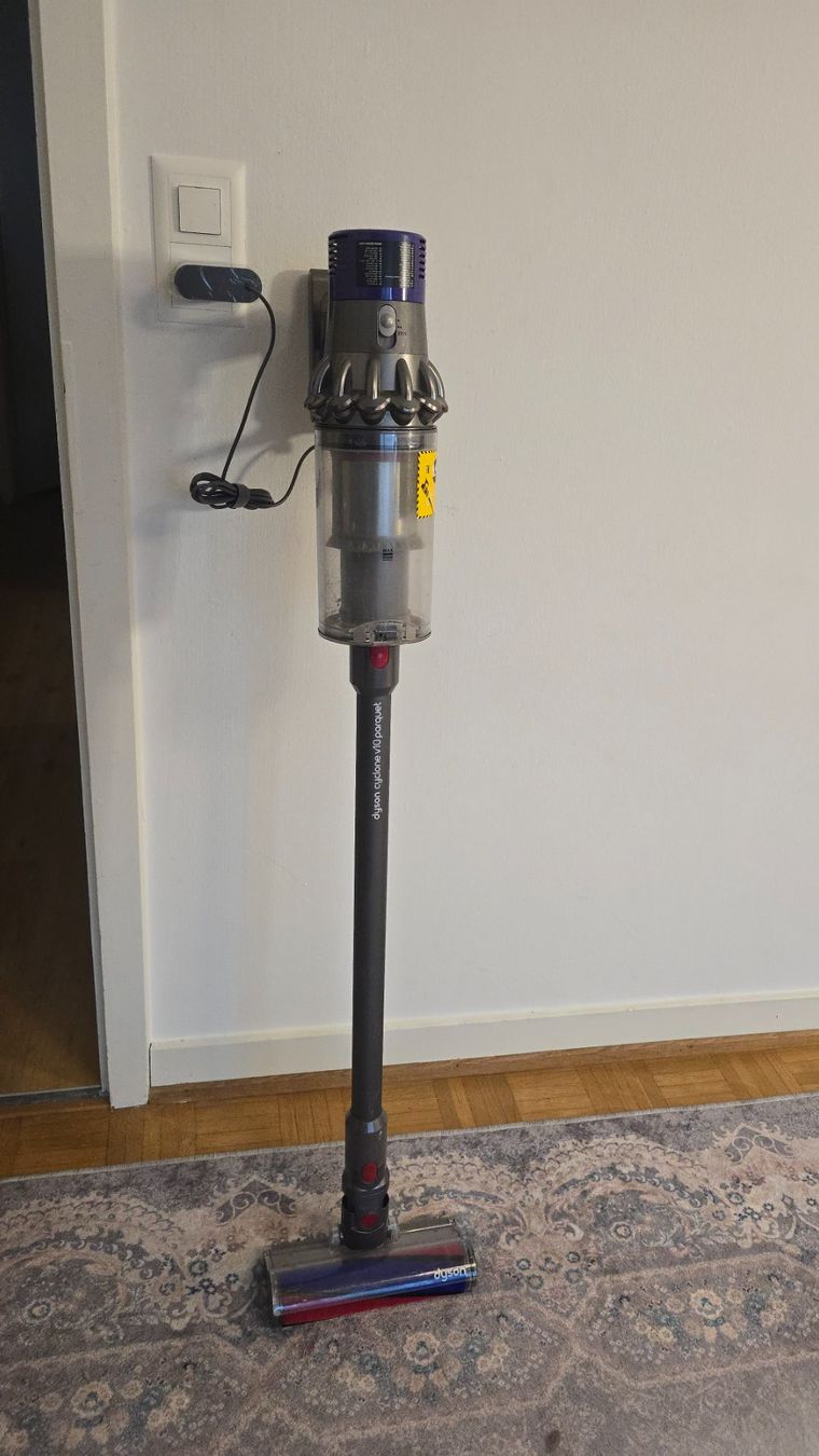 Dyson Staubsauger & Zubehör: Dyson staubsauger V10 Gebraucht – Gebraucht aus Wallisellen von theblacksheep