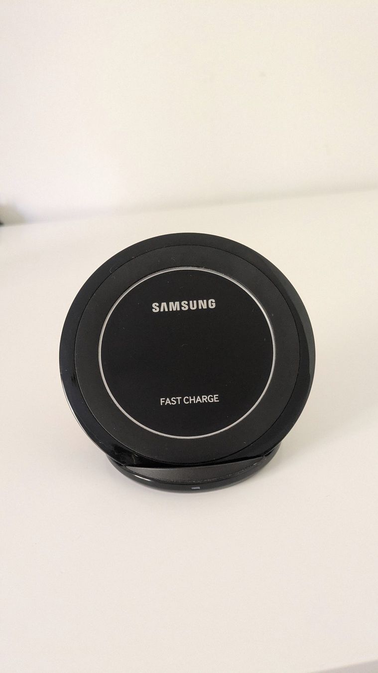 Samsung Caricabatterie: Caricabatterie wireless Samsung nero – Usato da Biasca venduto da TheSeo