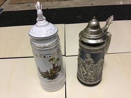 Zwei Bierhumpen 