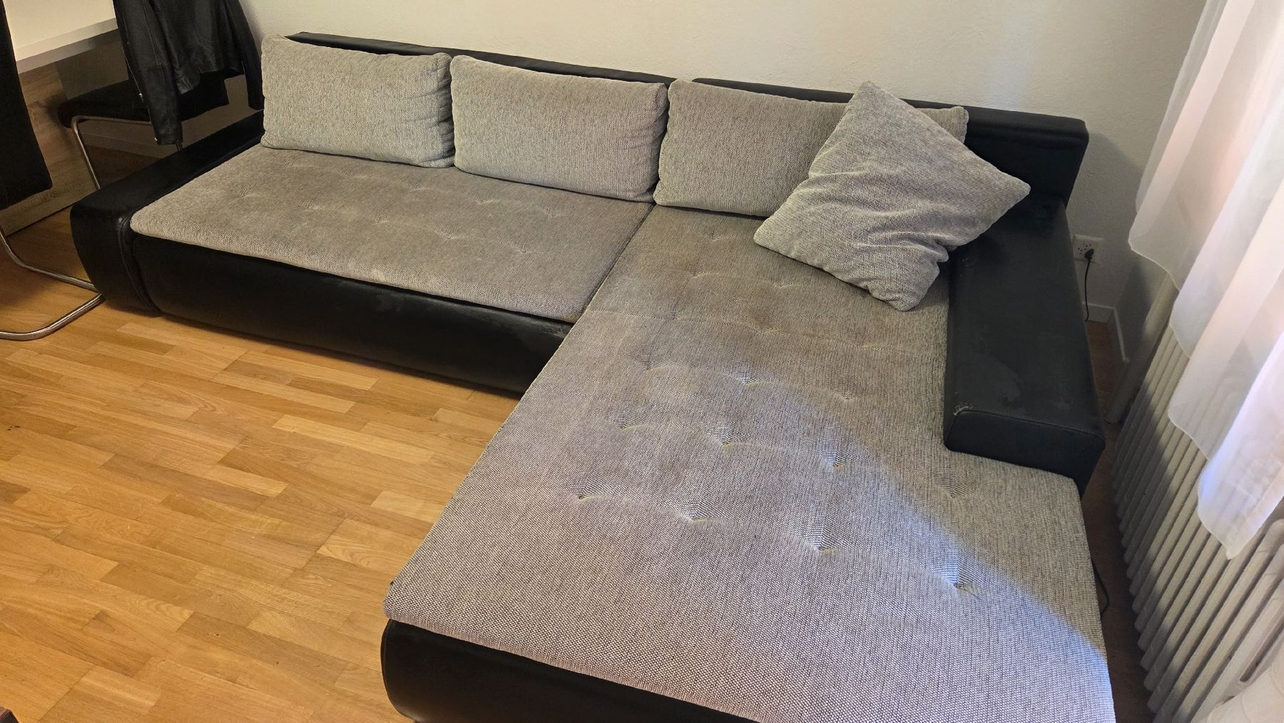 Sofas: Ecksofa schwarz/grau mit Gebrauchsspuren Grösse L – Gebraucht aus Adliswil von deb_9s5z 1