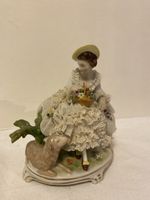 Schöne Porzellanfigur Dame mit Lamm und Blumenkorb
