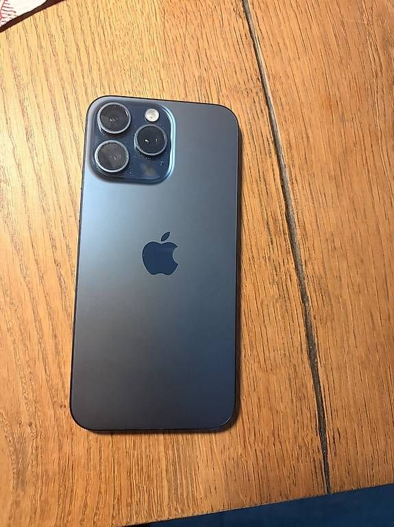 Portables: iPhone 15 pro max blau titanium – D'occasion à Grüningen par tod_c2vc