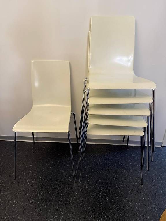 Stühle: Weisse Stühl, Chromstahl – Gebraucht aus Bern von Kmm