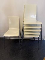 Sintesi Lilly, weisse Stühle, Chromstahl