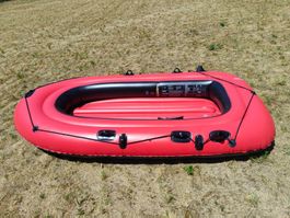 schönes rotes Gummiboot
