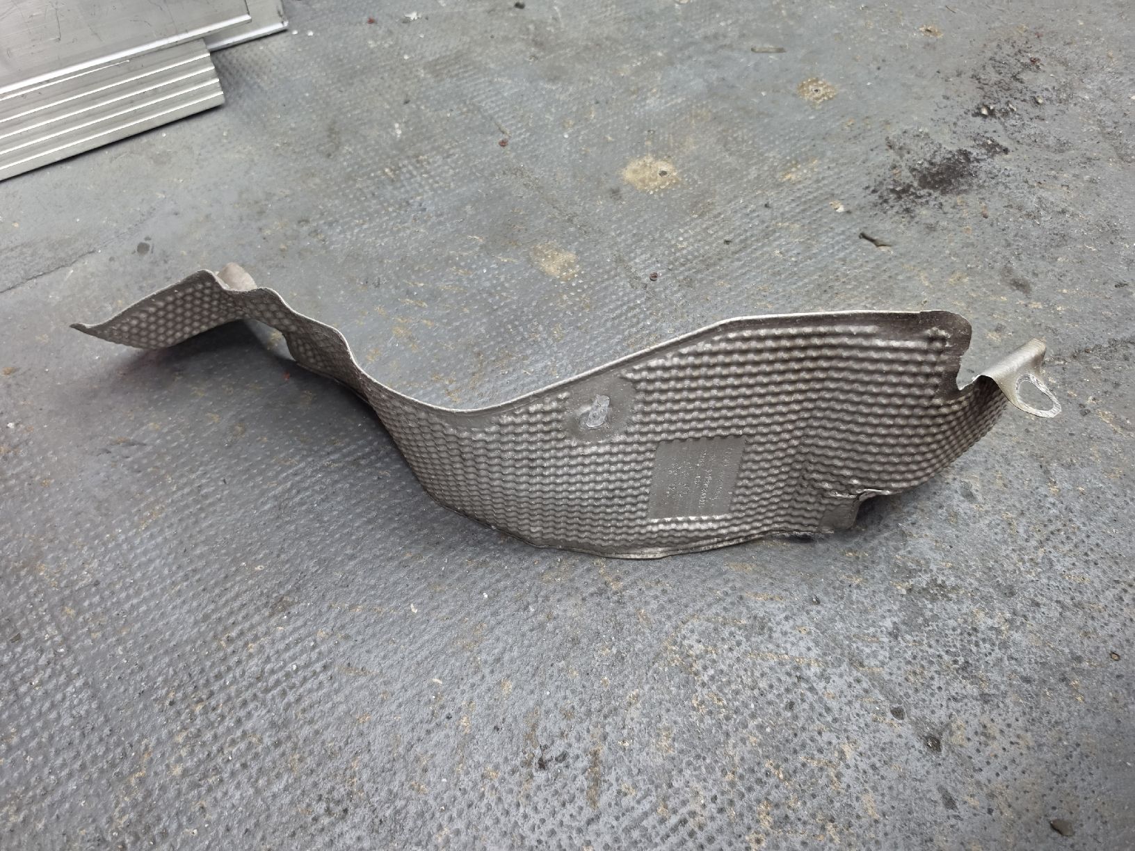 Audi Toutes les pièces auto: Audi A6 Adblue tank blech/shutz – D'occasion à Gossau SG par MotoExpert01 1