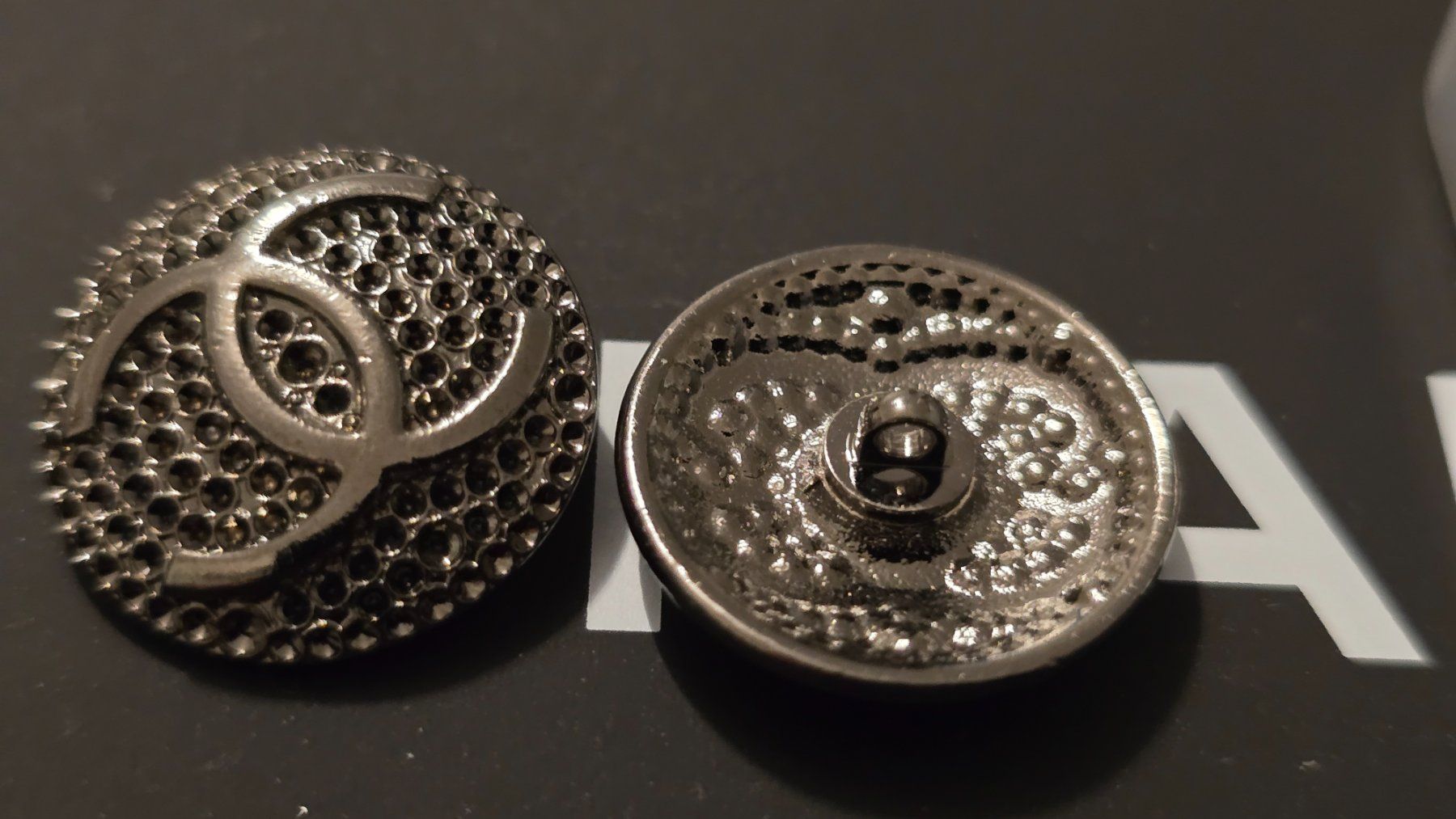Bottoni: Original Chanel Knopf 1 Stück – Nuovo (secondo la descrizione) da wallisellen venduto da funkelsternchen5 1