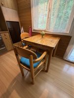 Tisch mit 2 Stühlen Holz Landhausstil guter Zustand