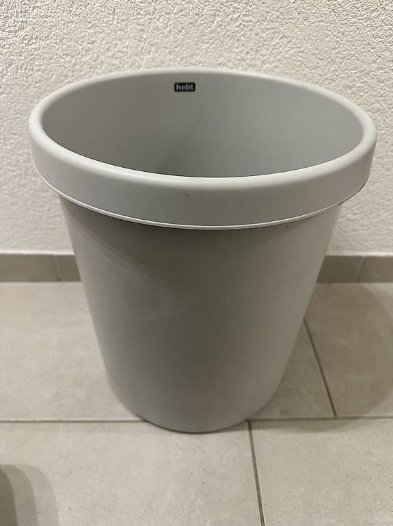 Cestini per rifiuti: Corbeille de bureau – Usato da Longirod venduto da Fabricelli