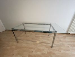 Grosser Glastisch mit Metallgestell