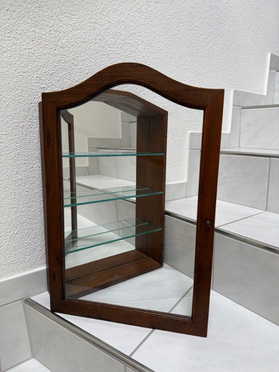 Vetrine: Kleine Wandvitrine aus Holz. – Usato da Biberist venduto da Momo33 2