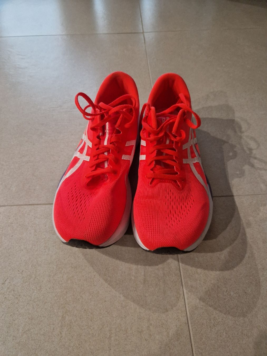 Asics Chaussures hommes: Asics - Magic Speed 4 - Carbone - Taille 45  – D'occasion à Nyon par pie_xj8y 1