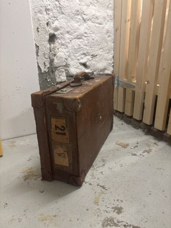 Alter Vintage-Koffer / Reisekoffer aus Lederoptik
