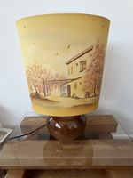 Lampe de table avec abat-jour peint, pied marron, état bon