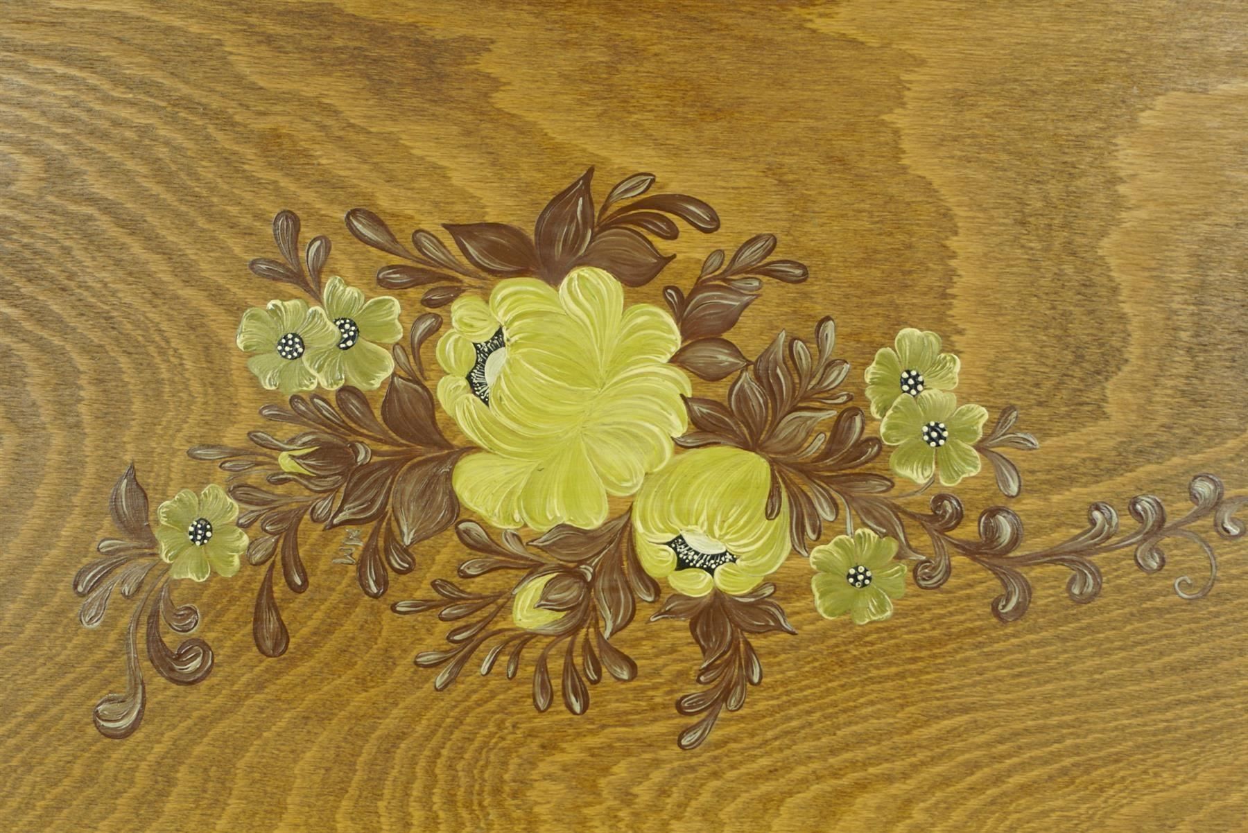 Servierplatten: Serviertablett Holz mit floraler Malerei – Gebraucht aus Meggen von Trouvaillen 1
