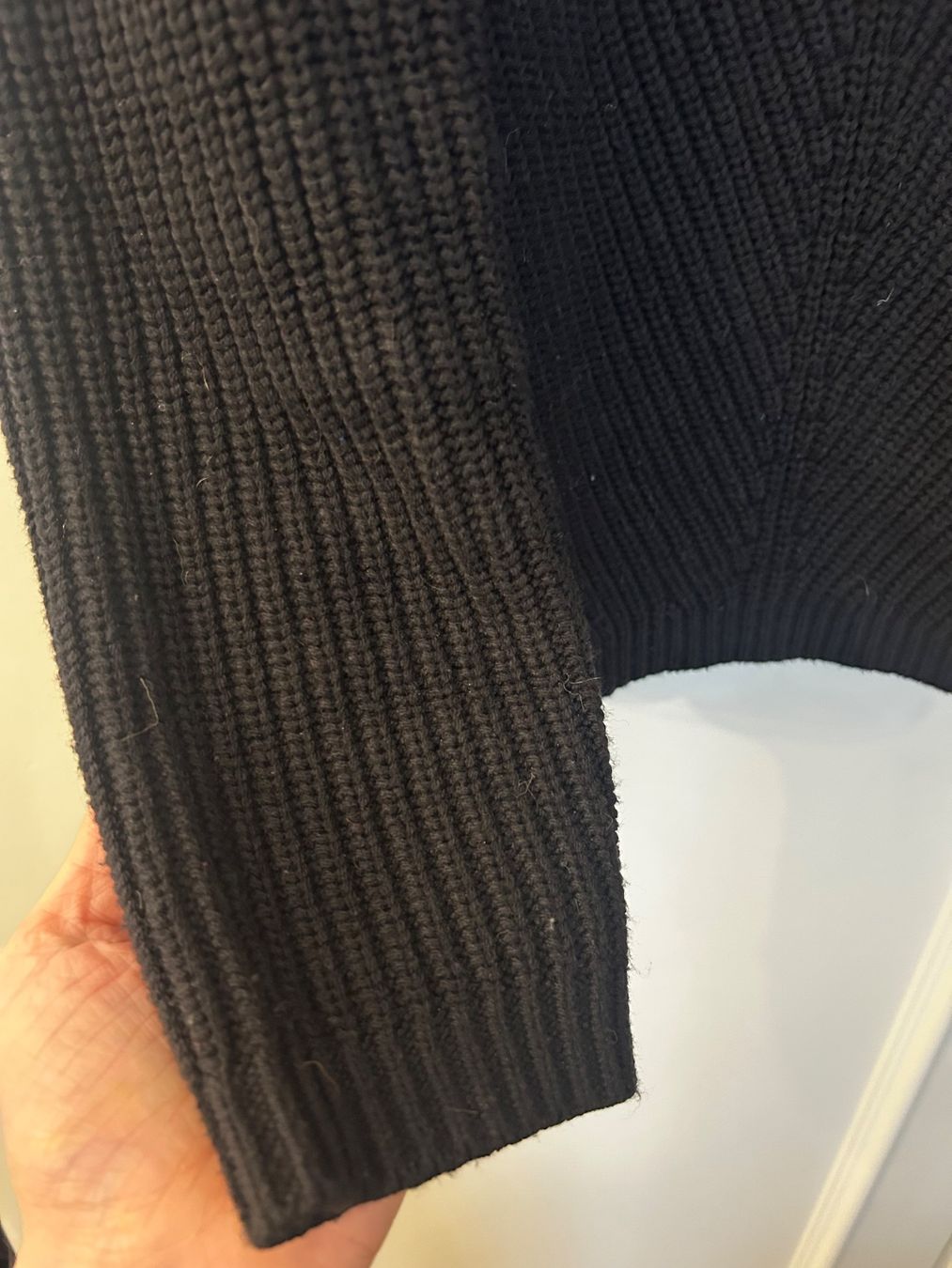 Maglioni & Felpe: OUI Rippstrickpullover: Gr. 38, black (neuwertig) – Nuovo (secondo la descrizione) da Basel venduto da Interstellar85 5