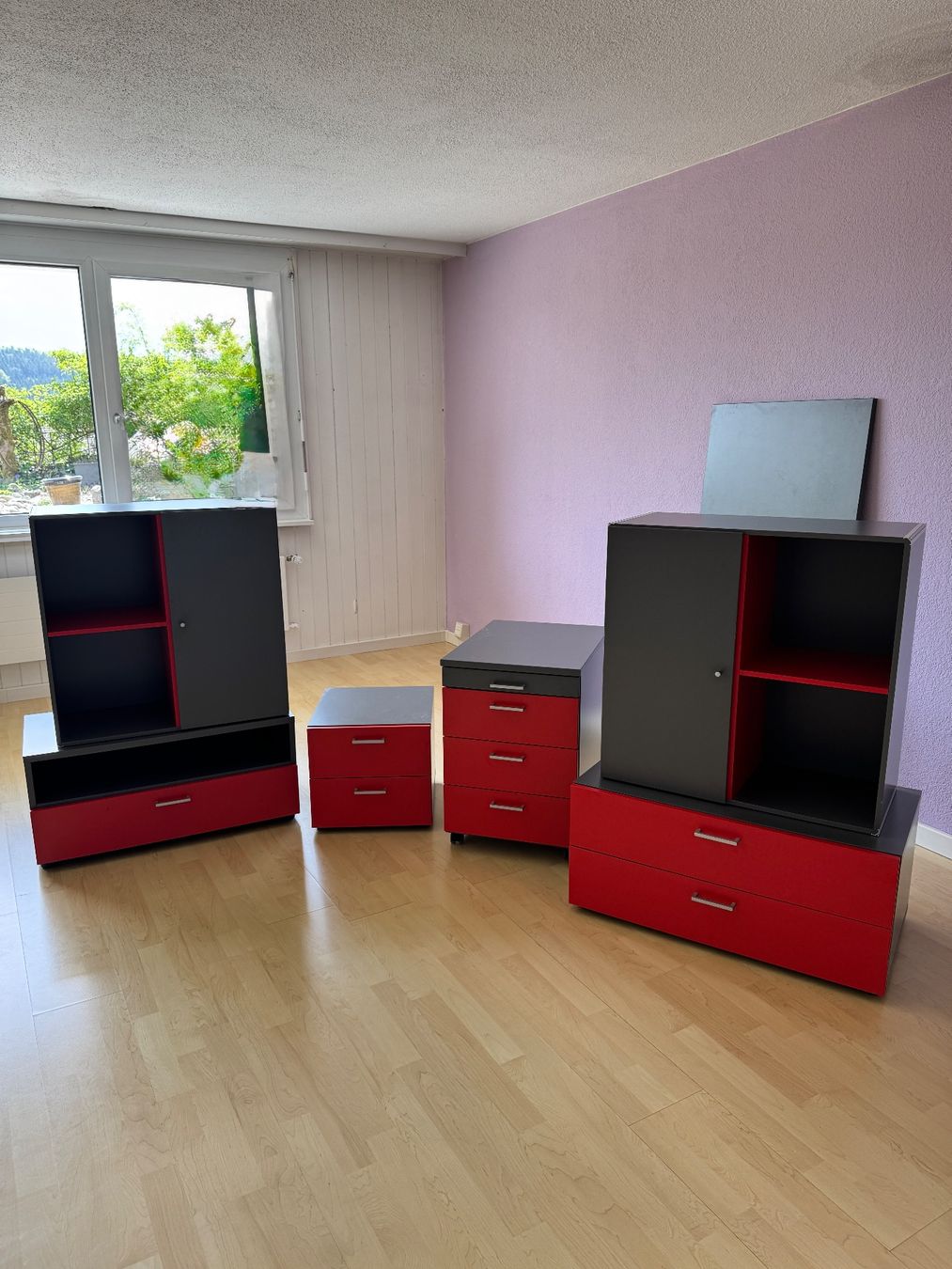 Letti: Kinderzimmermöbel Set, Grau und Rot – Usato da Madetswil venduto da Sauber31