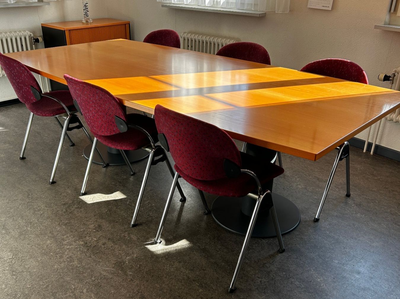 Tables: Ovaler Sitzungszimmertisch mit 8 Stühlen – D'occasion à Steckborn par taxo01 1