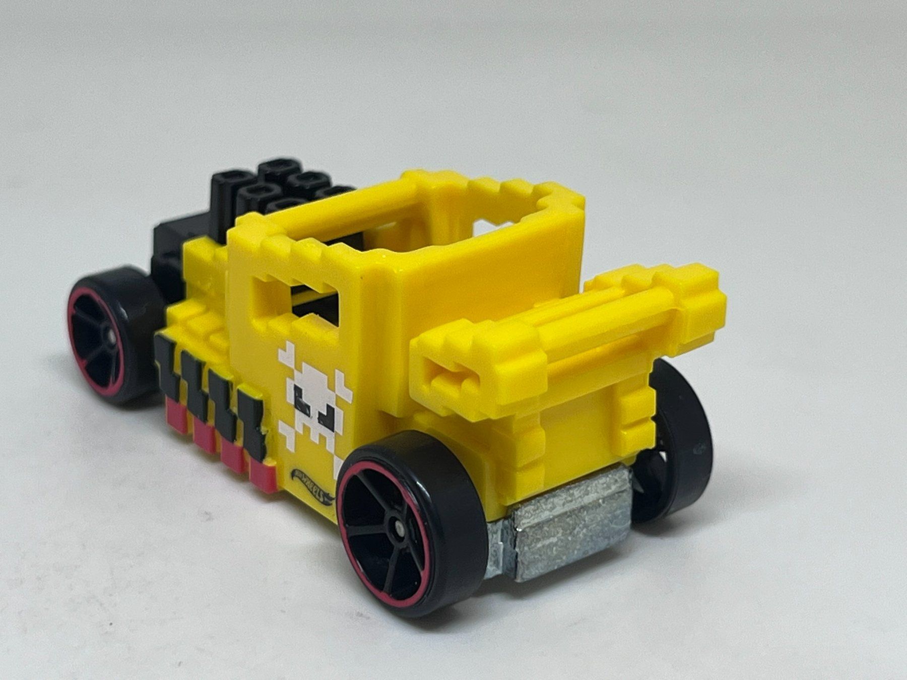 Hot Wheels Modellini d'auto: Hot Wheels Pixel Shaker #599 – Usato da Wildegg venduto da LaaBoutique 2