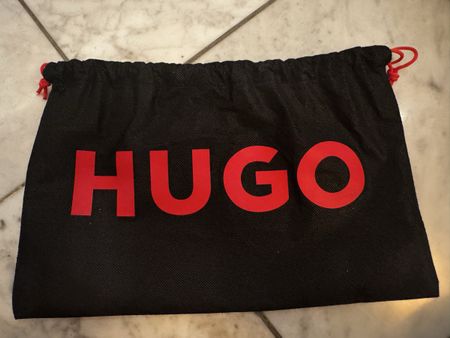 Stoffbeutel HUGO schwarz mit rotem Logo neu