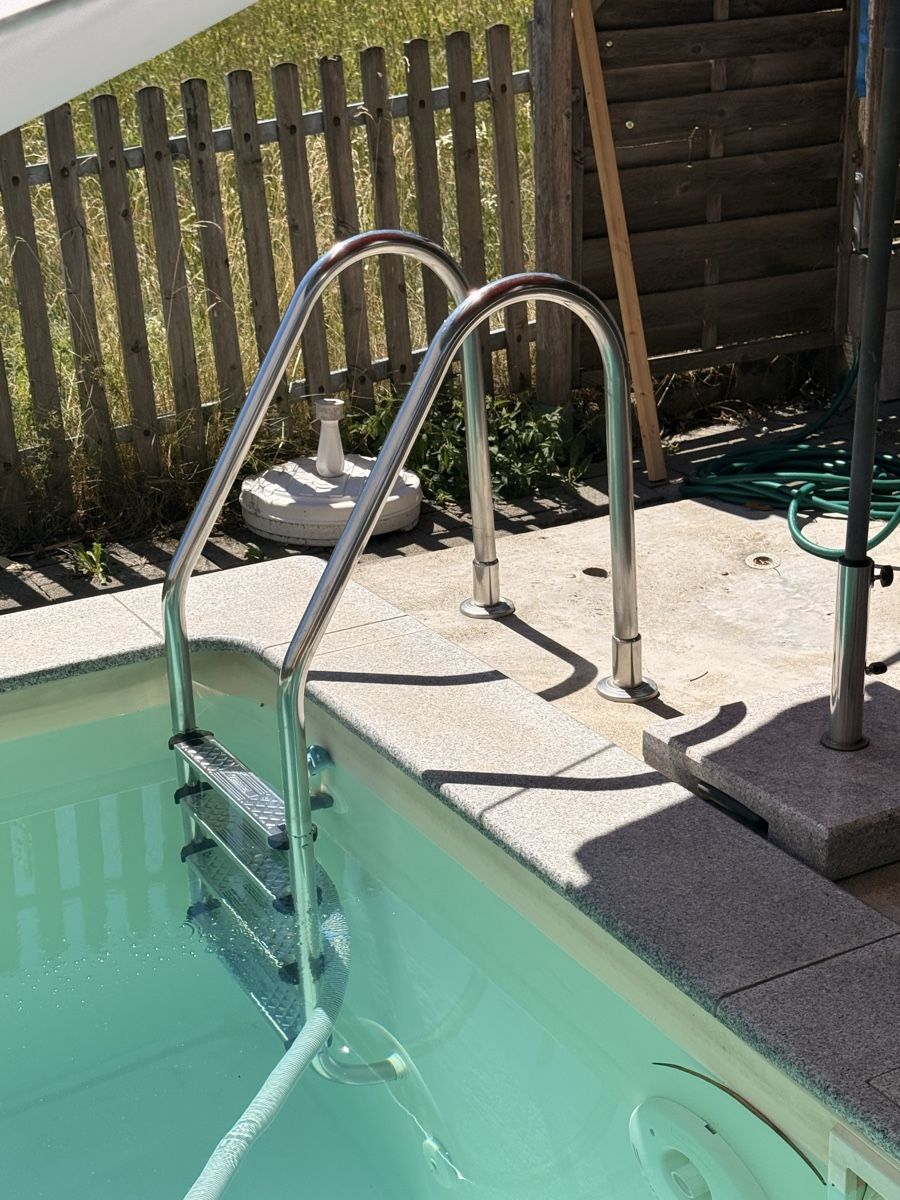Echelles: Poolleiter V2A Rostfrei mit Klappscharnieren – D'occasion à Schüpfen par Livesteamer
