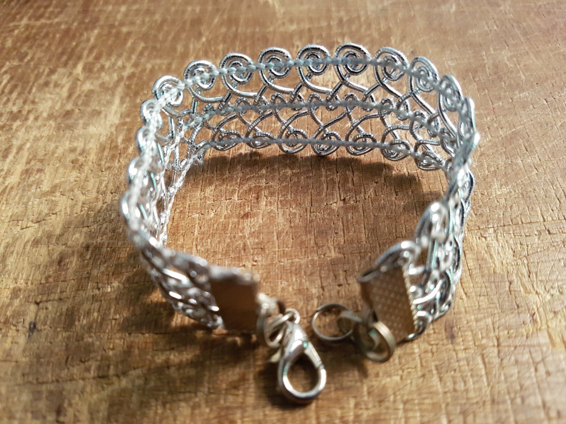 Bracciali & Braccialetti: Armband silberfarbener Stoff m. Metallabschlüssen18cmx2,2cm – Usato da Ettingen venduto da Maranathatalitha 3