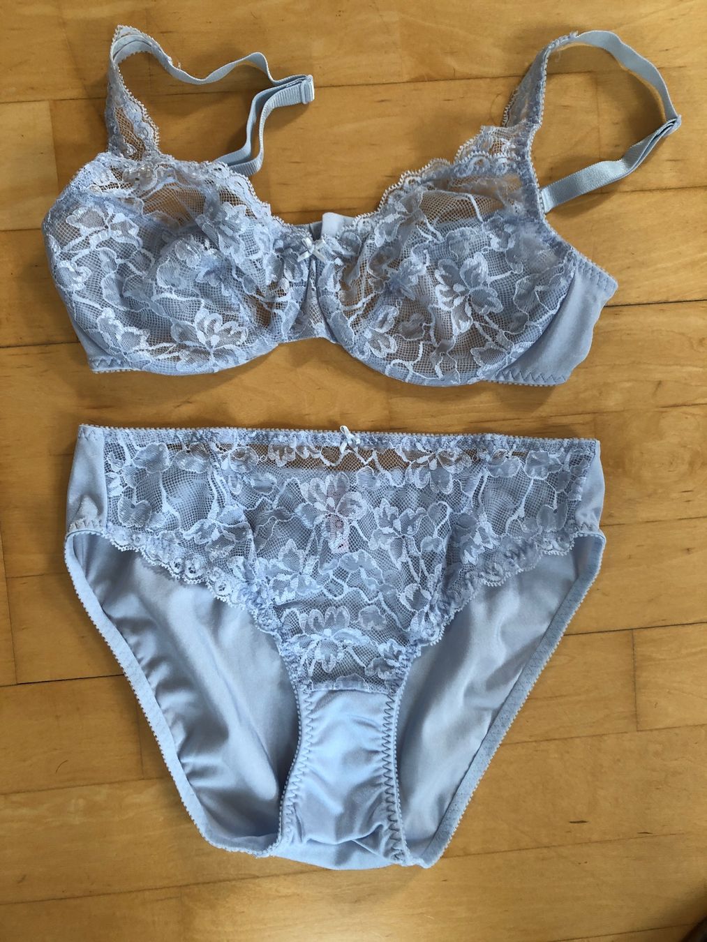 Beldona Altra biancheria intima: Schickes Spitzen-BH-Set in hellblau, Gr. 75C/38, – Usato da Arlesheim venduto da leyRum4.5
