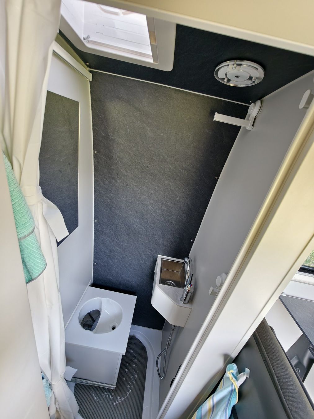 Mercedes-Benz Camping Fahrzeuge: Einzigartiger High-End Allrad Familien-Van Sprinter 4x4 – Neu (gemäss Beschreibung) aus Ossingen von creavan 6