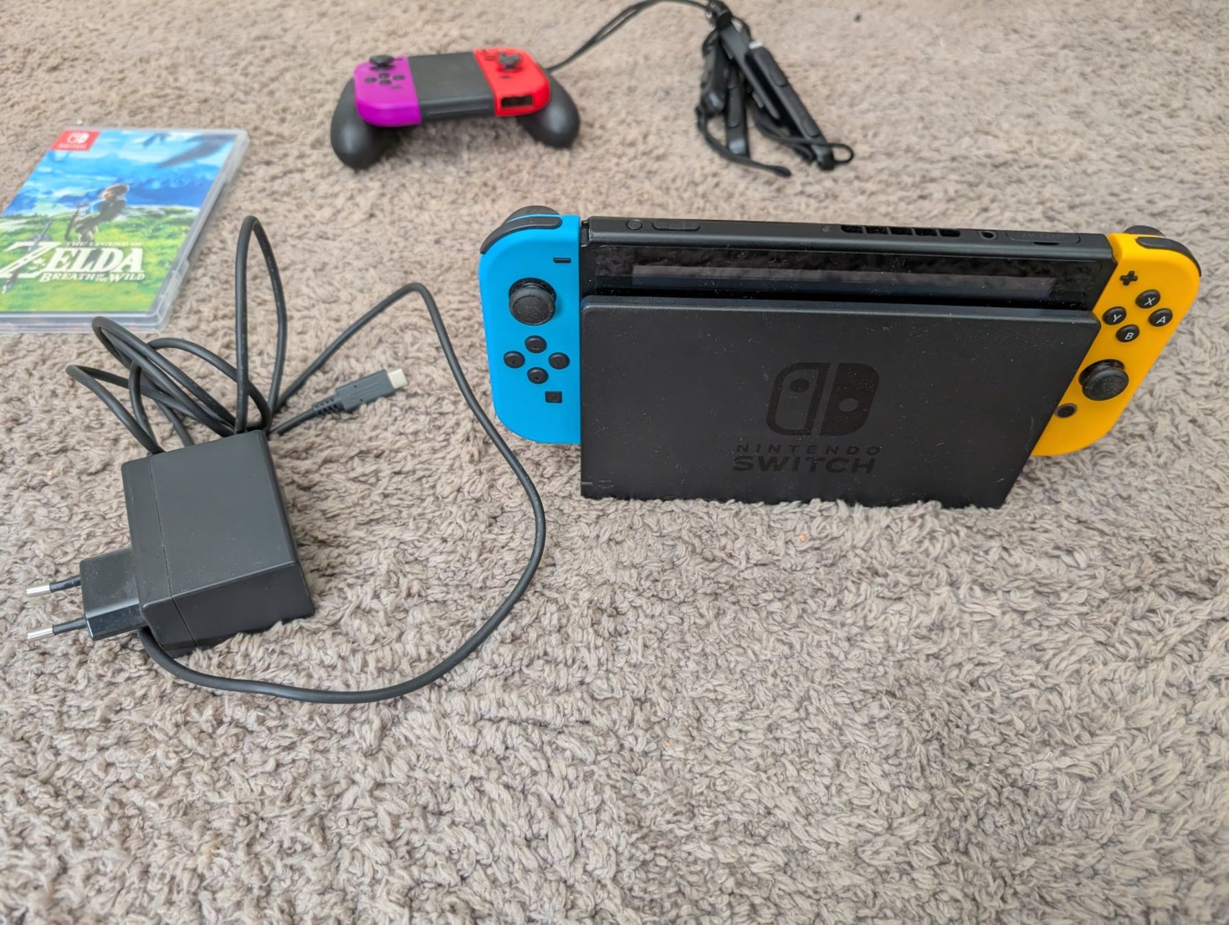 Nintendo Konsolen: Nintendo Switch + 4 controllers & 2 games – Gebraucht aus Bern von gum_lr9c 1