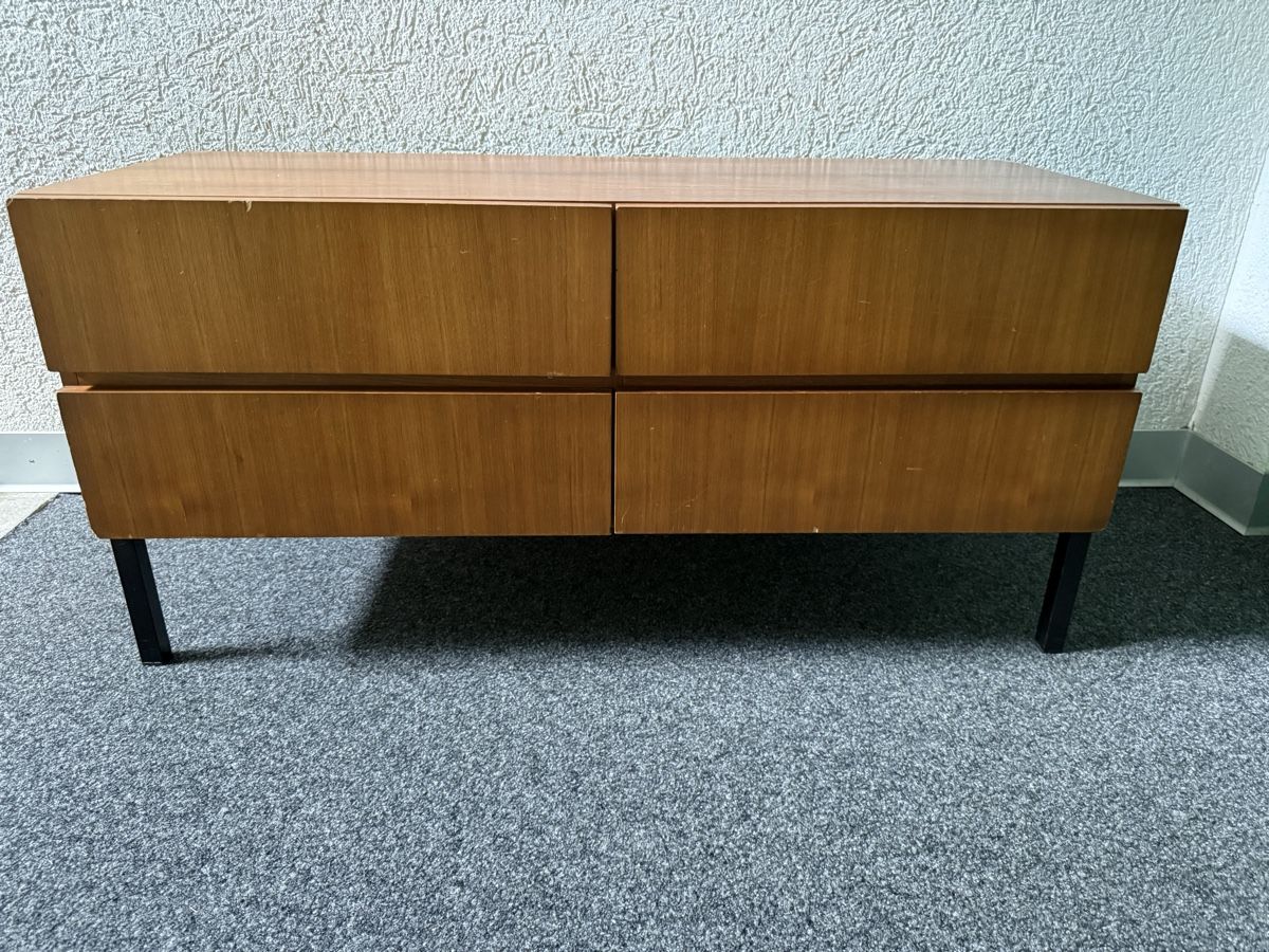 Kommoden: Kommode Nussbaum 4 Schubladen Vintage – Gebraucht aus Bern von Delamer 1