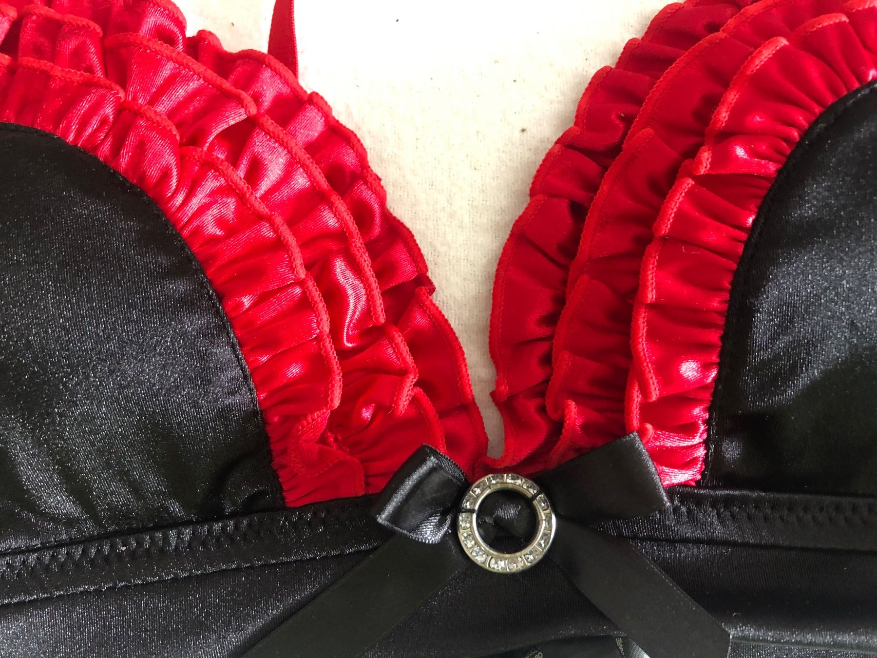 Altra biancheria intima: schwarzer BH mit roten Rüschen inkl. String - Gr. S – Nuovo (secondo la descrizione) da Pratteln venduto da sexty-nine-69 1