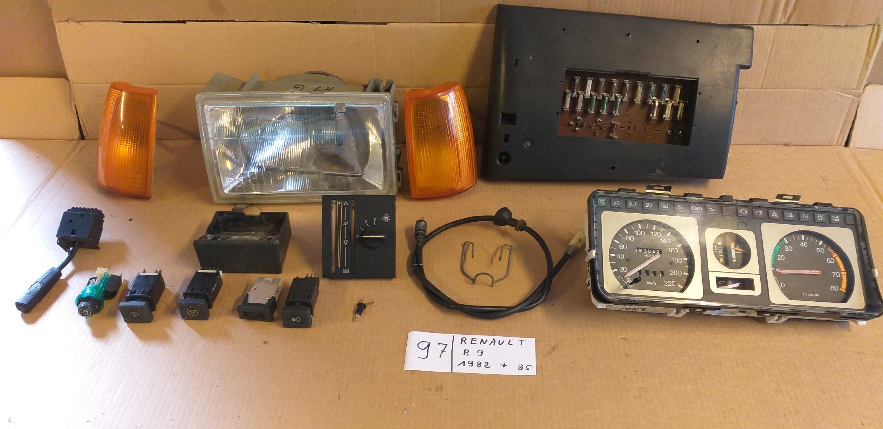 Renault Tutti pezzi di ricambio auto: RENAULT  R9  OLDTIMER  DIVERSES PIECES  /  DIVERSE TEILE – Usato da cortébert venduto da rlv