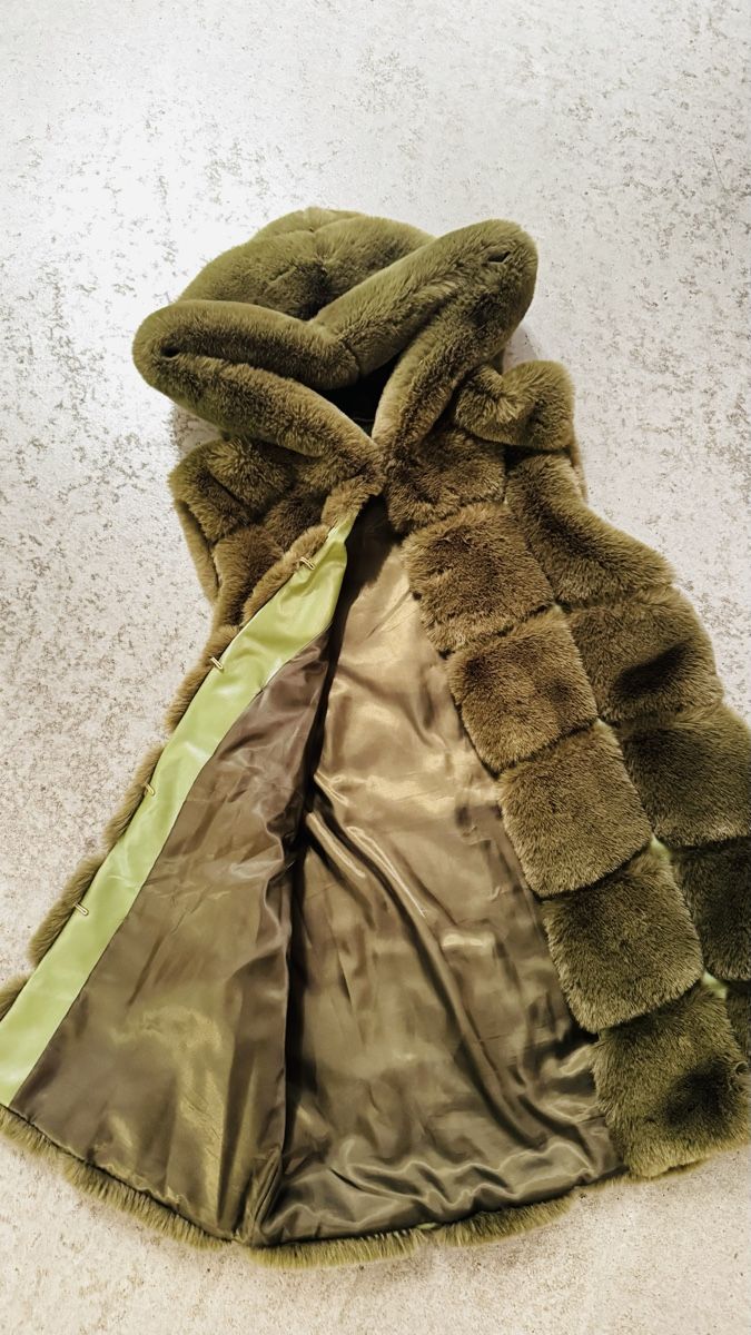 Gilets: Kunstpelz Weste Olive Kapuze – D'occasion à Heerbrugg par Heaven09 1