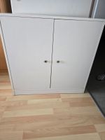 Weisser Schrank mit zwei Türen und 3 Tablaren