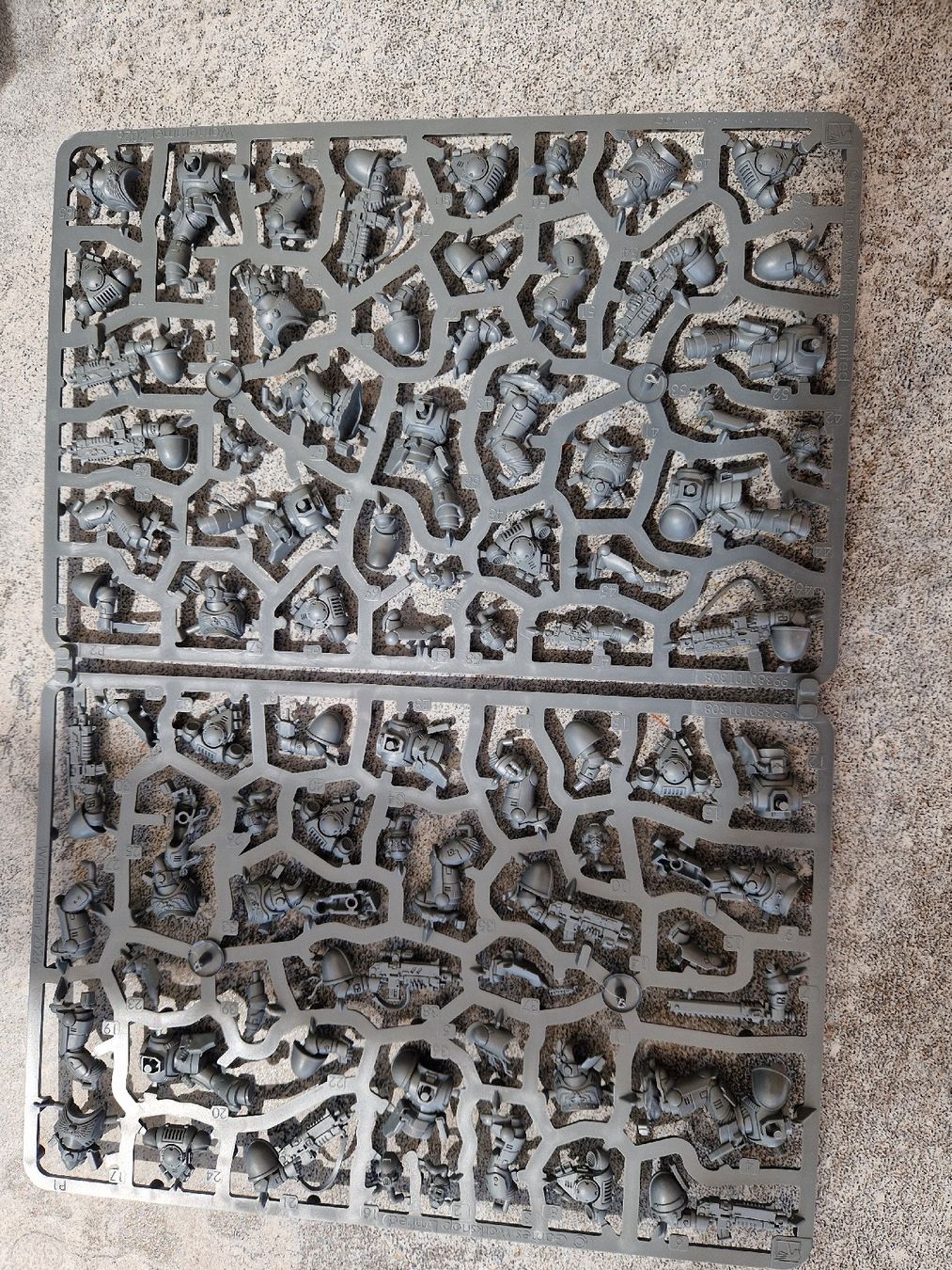 Kit di modellismo & Modellini statici: Warhammer 40k Armageddon - Space Marines hälfte – Nuovo (secondo la descrizione) da Burgistein venduto da Valmar 3