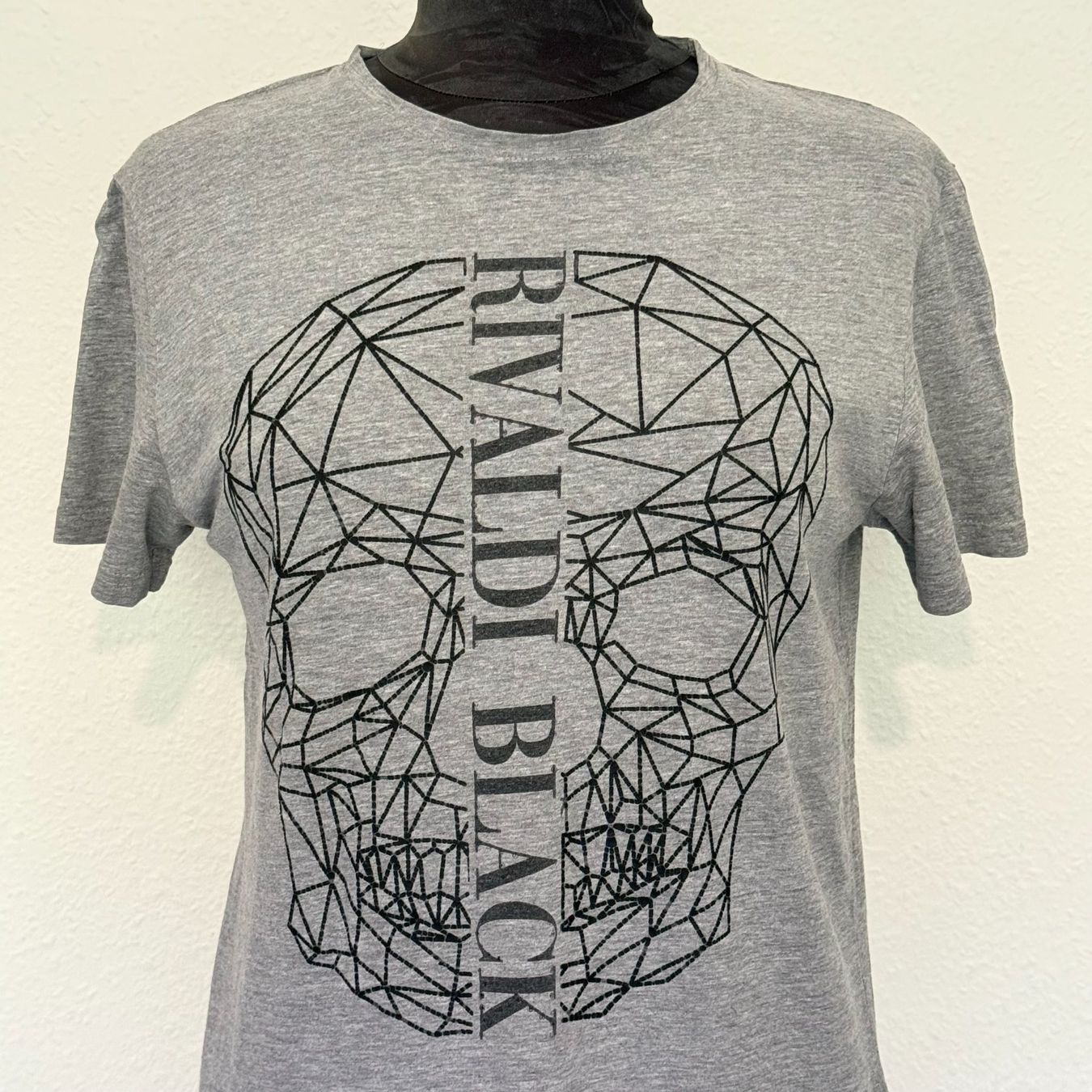 T-shirt: T-shirt crâne géométrique Rivaldi Black – Usato da Thônex venduto da Suisse.Shopping 1