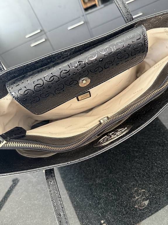 Guess Borse da donna: GUESS Handtasche – Usato da Wasen im Emmental venduto da cyn_fd6l 3