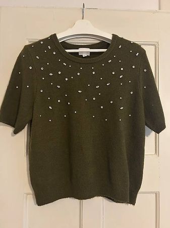 Kurzärmliger Strickpullover mit Steinchen