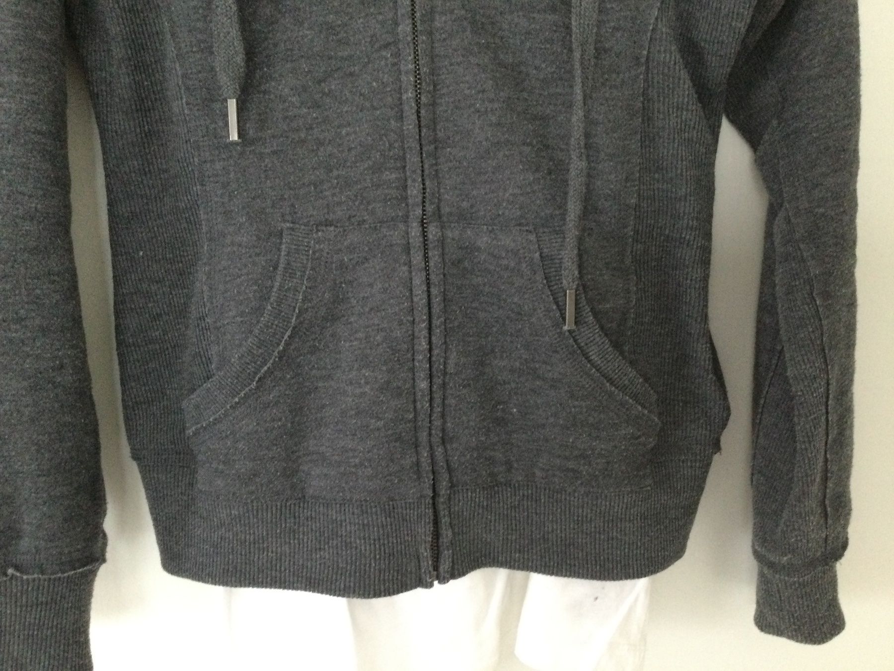 Guess Kleiderpakete: Guess Kapuzenpullover mit 2 Guess T-Shirt Gr. S – Gebraucht aus Baar von negombo 5