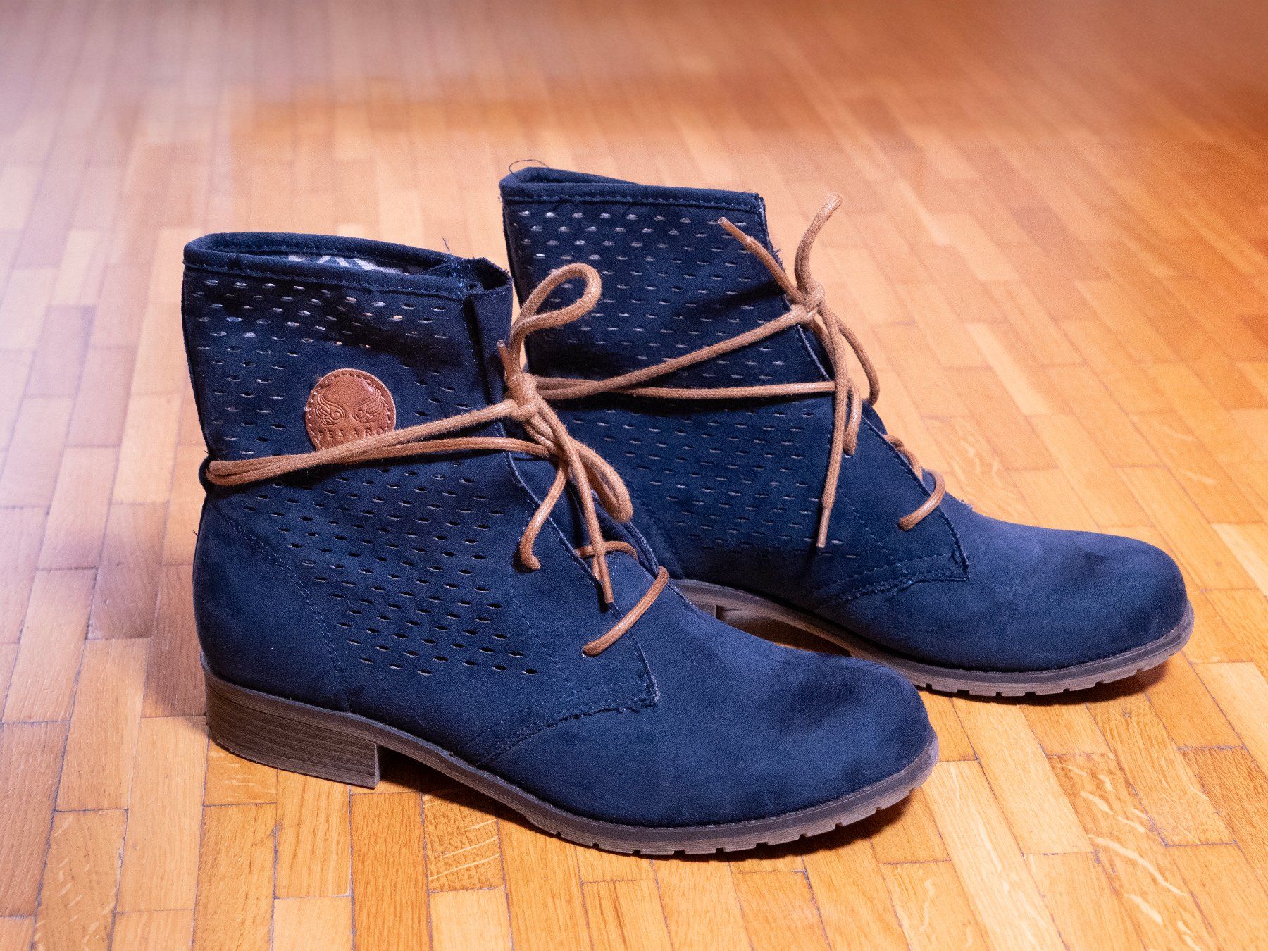 Scarpe da donna: Bottines en daim de la marque Pesar – Usato da Genève venduto da MikhailG