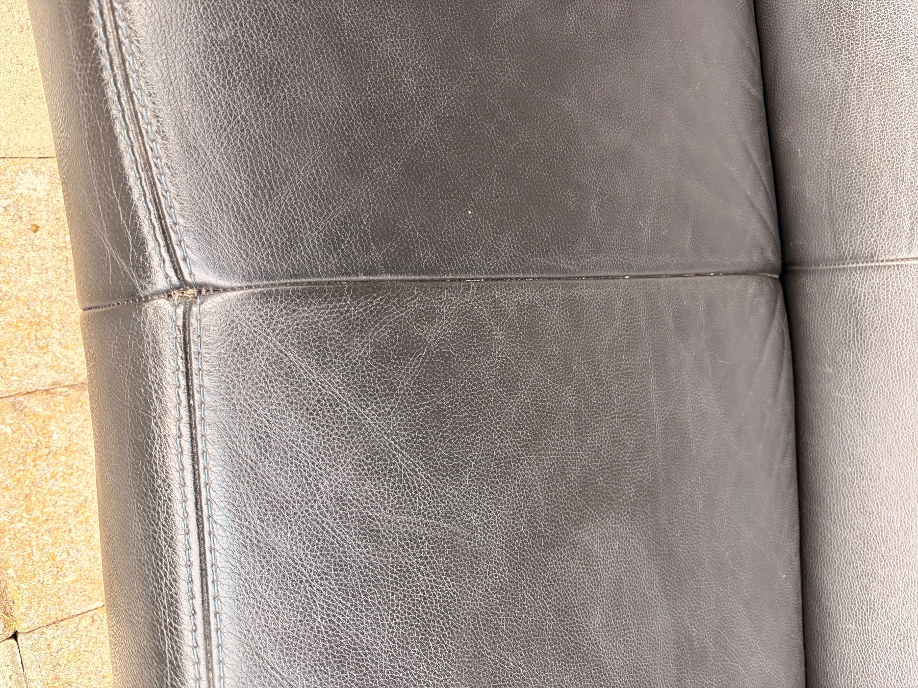 Divani: Ledersofa, gebraucht  - schwarz mit blauer Naht – Usato da Aarburg venduto da Mel_zs28 4
