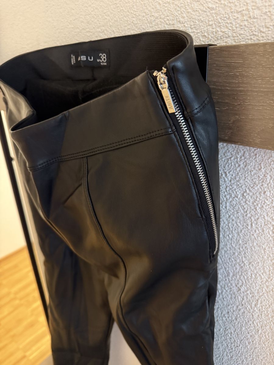Pantalons: Kunstlederhose schwarz Gr. 38  – D'occasion à St. Gallen par azra_sadikov 2