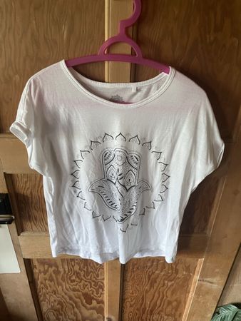 Cooles T-Shirt mit Hamsa Hand Print
