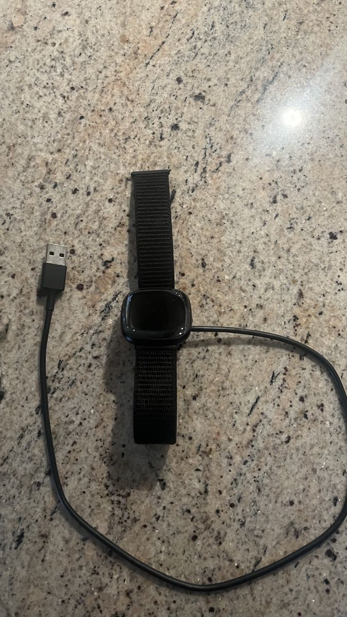 Fitbit Smartwatch: Fit Bit Versa 3, wie neu – Nuovo (secondo la descrizione) da Aarberg venduto da jud_xq7y 1