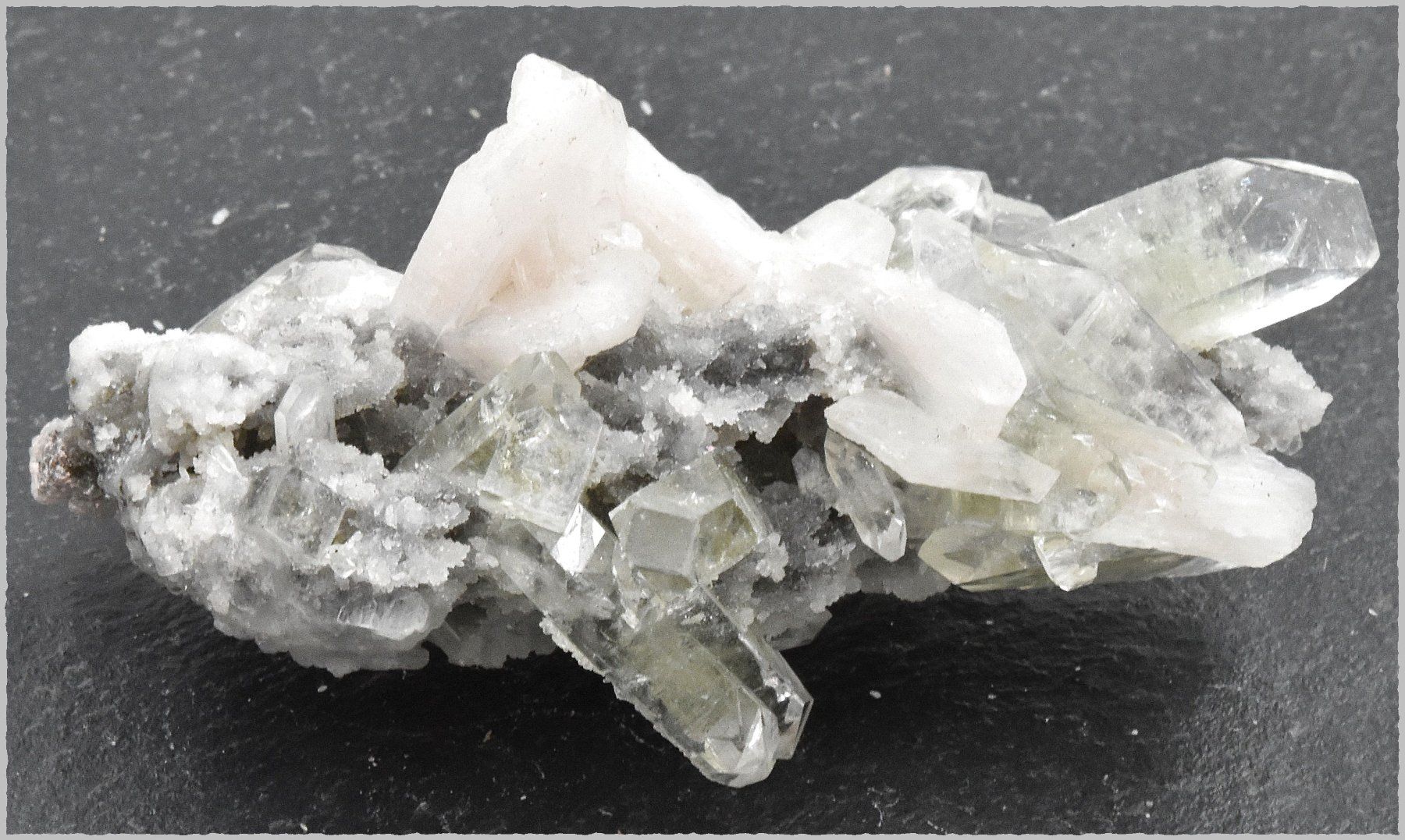 Mineralien & Heilsteine: Spitzer Apophyllit mit Stilbit auf schwarzer Chalcedon – Neu und originalverpackt aus Nassenwil von QuarySeller 1